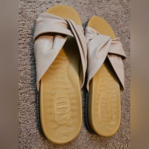 Gold Cup™ Waveside PLUSHWAVE™ Cross Slide Sandal